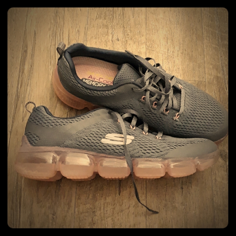 Sketchers air memory foam shoes size 9